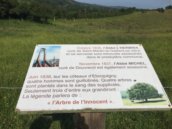 Nous montons vers Etocquigny. Sur notre chemin, une plaque rappelle l'emplacement de la guillotine et de la légende de l'Arbre de l'Innocent.