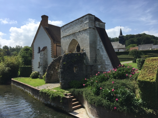Cuverville-sur-Yères, vestiges du château du XIIe siècle de la baronnie de Cuverville, dont il ne subsiste que la porte en forme d'ogive. La maison derrière serait celle du fermier de la baronnie.