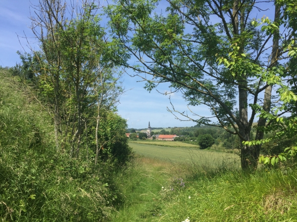 Nous distinguons Saint-Martin-le-Gaillard au bout de notre chemin.