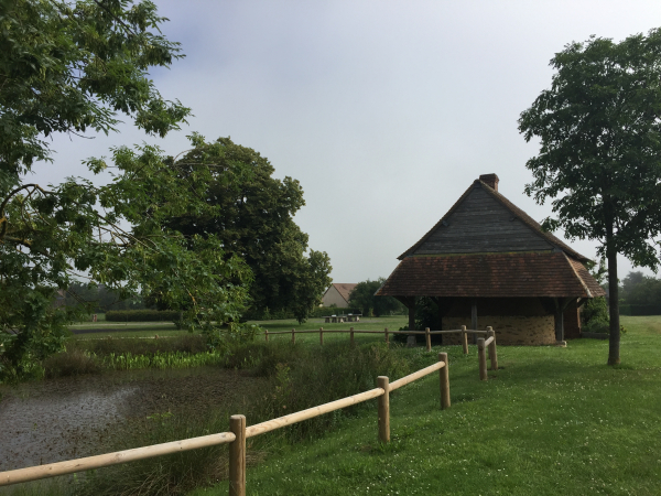 Peu après notre départ, nous traversons le Verger de la Recette, parc municipal, avec sa mare, son four à pain.