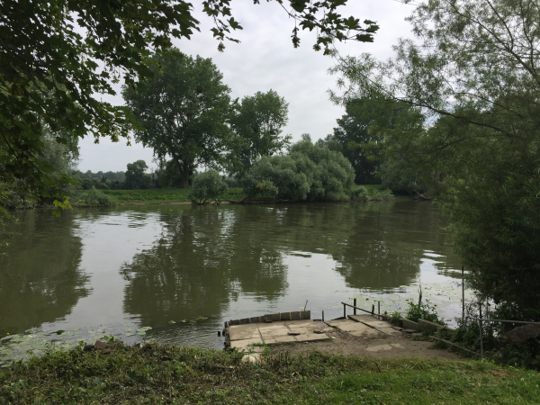 Et nous voilà au bord de la Seine. En face, c'est l'île de Lormais.