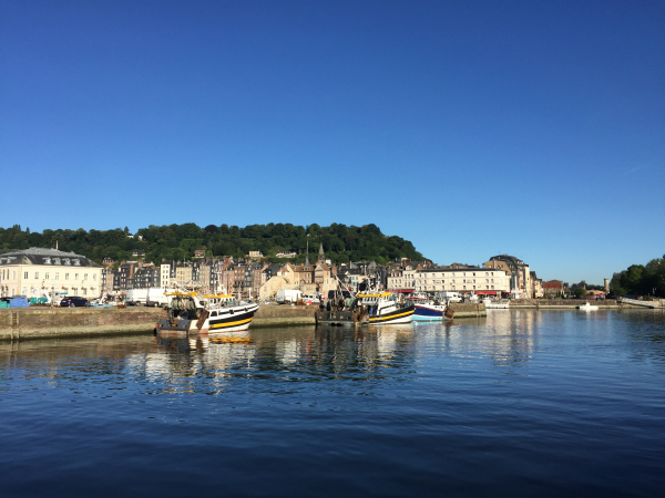Nous partons du parking du quai de la Cale et passons le pont mobile avec un regard sur le port.