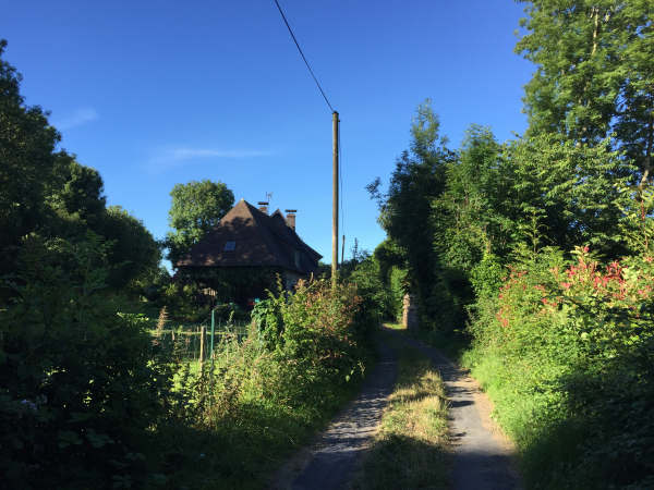 Nous suivons le chemin du Milieu des Monts sur le coteau est de la Claire.