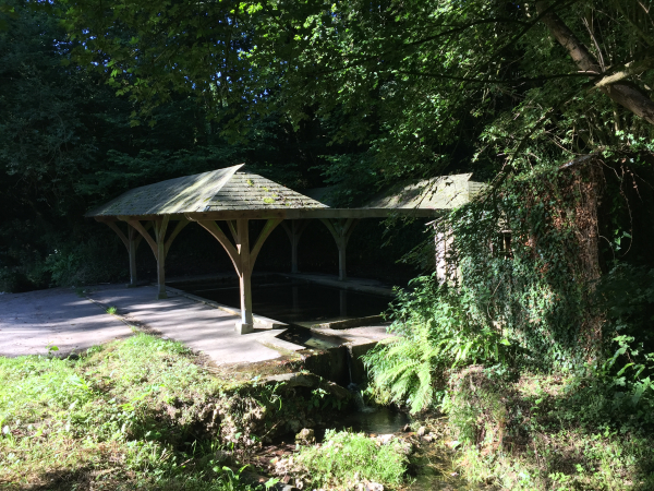 Ancien lavoir à proximité de la route du Canet.