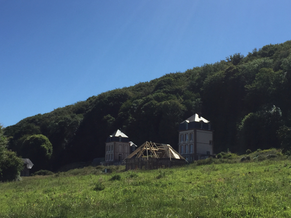 Ce curieux château de 1910 dont on a l'impression qu'il manque le bâtiment central, s'appelle Les Pavillons. Les deux pavillons sont reliés par une terrasse.