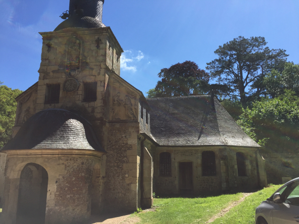 La chapelle Notre-Dame-de-Grâce d'Equemauville a été construite au XVIIe siècle, à l'emplacement de celle fondée par le duc Richard II en ex-voto après une tempête en mer.