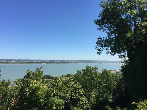 Vue sur l'estuaire de la Seine depuis l'esplanade de la chapelle Notre-Dame-de-Grâce.