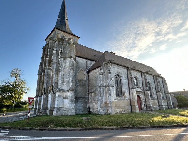 Nous partons du parking du bourg, et longeons l'église Saint-Aubin (XVIe XVIIe).