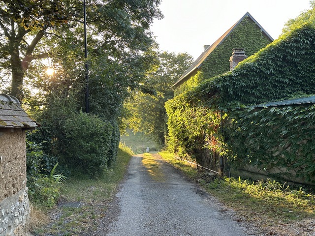 Nous sortons du bourg par la petite rue du Tour de Ville Sud.