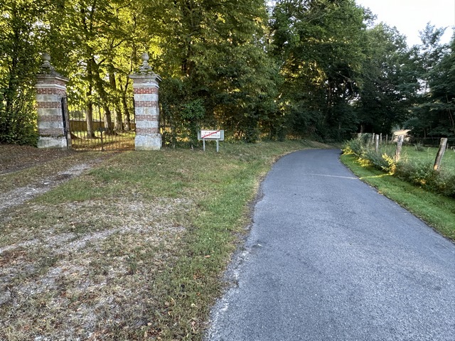 Nous suivons la petite route de la Vallée Durand le long du parc du château.
