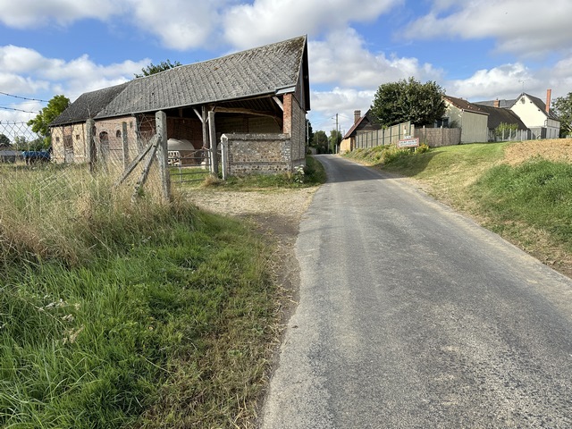 Nous quittons la forêt aux Dix Acres et entrons dans St-Aubin-d'Ecrosville.