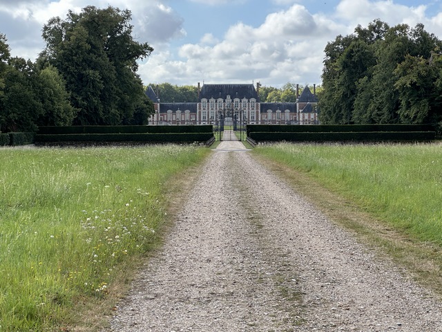 Sur le chemin du Tour de Ville Nord, nous passons devant le château (XVIIe). Depuis 1950, les propriétaires reconstituent le parc tel qu'il était au début du XVIIIe siècle.