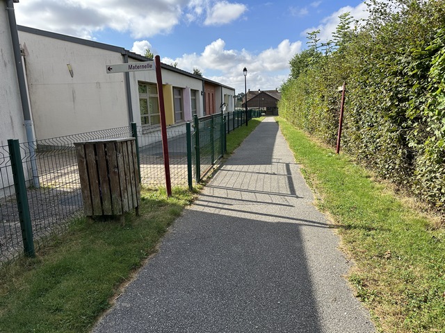 Nous suivons maintenant le chemin qui longe les écoles pour éviter la D66.