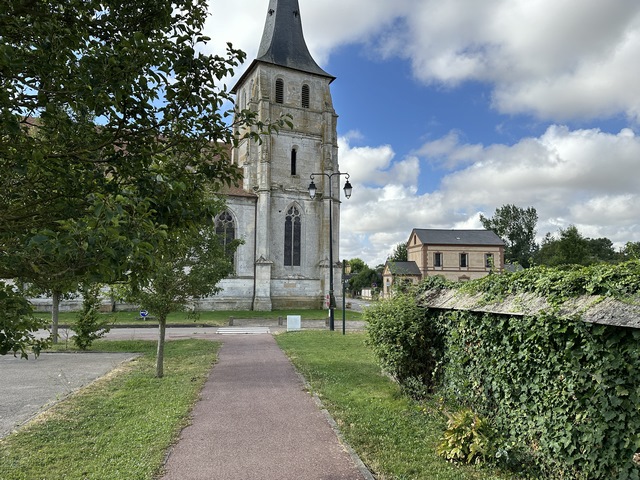 Le chemin des écoles débouche au centre bourg, à proximité de l'église.