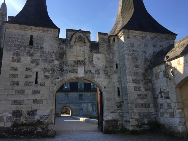Entrée monumentale de l'abbaye Notre-Dame-du-Bec. C'est une abbaye bénédictine fondée en 1034 par Helloin, chevalier du comte Gilbert de Brionne. Une hôtellerie accueillent ceux qui souhaitent faire retraite de quelques jours.