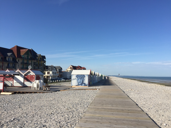 Nous partons de la plage de Cayeux-sur-Mer, petite ville située sur la côte picarde, au sud de l'embouchure de la Baie de Somme. Depuis 1999, cette baie appartient au club des Plus Belles Baies du Monde, au même titre que la baie d'Along ou la baie du Mt-St-Michel.