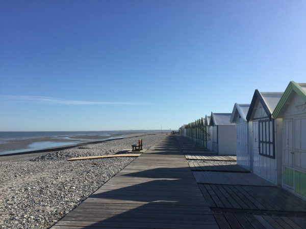 La plage est déserte en ce matin du 2 juillet, les cabines de plage sont encore fermées.