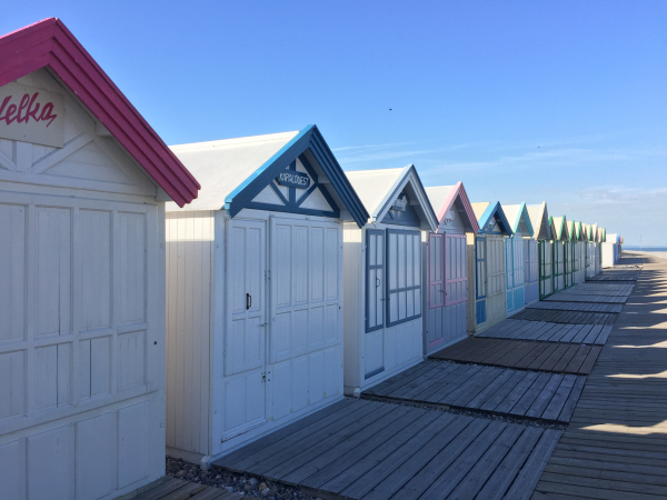 Nous profitons de la plage déserte pour photographier les typiques cabines de plage. La dominante est blanche, mais aucune n'est semblable à ses voisines.