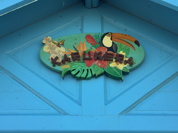 Les cabines portent des noms sur des enseignes. Les enseignes illustrent parfois au-delà des beautés de la côte Picarde.