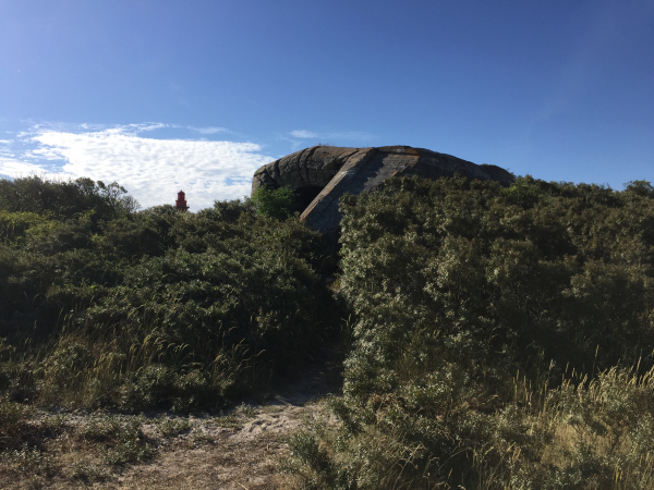 Nous marchons sur la plage, nous sommes ici sous le phare de Cayeux.