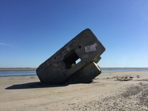 Les vestiges de la seconde guerre mondiale sont nombreux sur la côte Picarde. Ce blockaus de la Pointe du Hourdel, bousculé à souhait, est devenu un repère visuel pour les touristes.