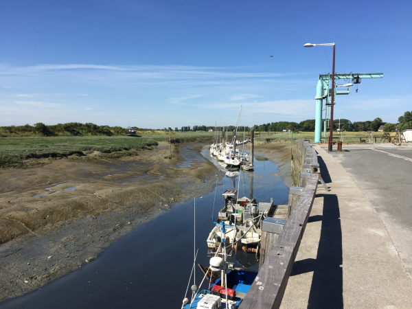 Le petit port du Hourdel, figé à marée basse.