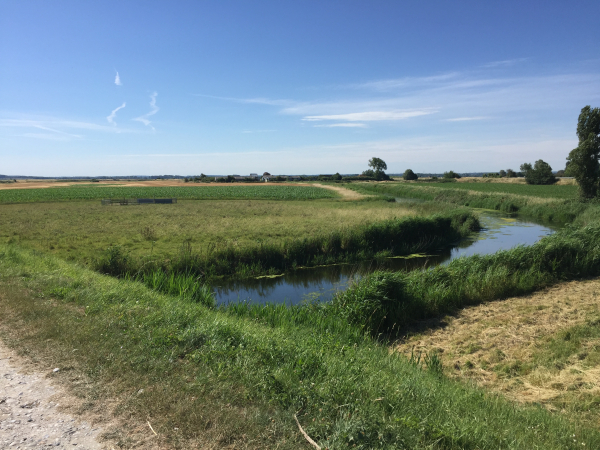 Nous suivons toujours le GR210, ici à proximité de la Ferme de la Caroline.