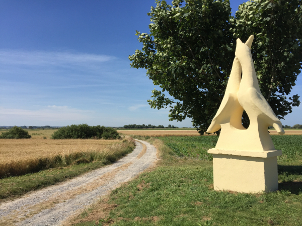 Nous voici devant la statue qui indique l'entrée de la Maison de la Baie de Somme, ancienne ferme du Petit Terratu. Nous n'allons pas dans cette direction, nous marchons vers le canal de Lanchères.