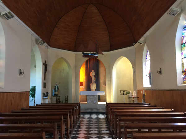 Cayeux-sur-Mer, chapelle des Marins. A l'intérieur, un ex-voto constitué d'un voilier et de filets de pêche, suspendus au milieu de la nef, rappellent qu'autrefois un capitaine s'est trouvé en difficulté un jour de tempête mais put arriver à bon port.