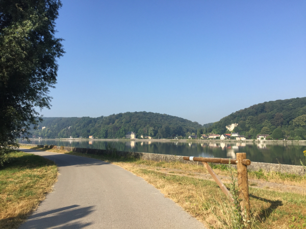 Nous arrivons au Chemin de Halage, en bord de Seine, en face du Bas-Caumont et du bois de Mauny qui abrite les fameuses grottes de Caumont.