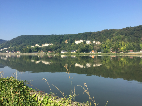 Les grottes de Caumont étaient à l’origine des carrières à ciel ouvert qui ont donné le nom à la commune (Caumont = Calvus mons, le Mont chauve). Durant les hivers rigoureux, le gel faisait ébouler dangereusement la roche tant et si bien que les carriers de l’époque eurent l’idée de s’enfoncer profondément à l’intérieur des falaises.