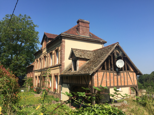 Nous arrivons au Valnaye, petit hameau de St-Pierre-de-Manneville, en lisière de forêt.