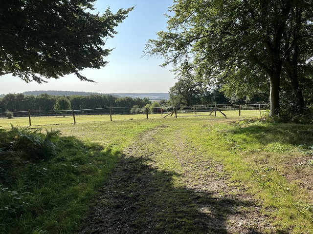 Nous rejoignons le GR222 qui domine ici la vallée de l'Iton.