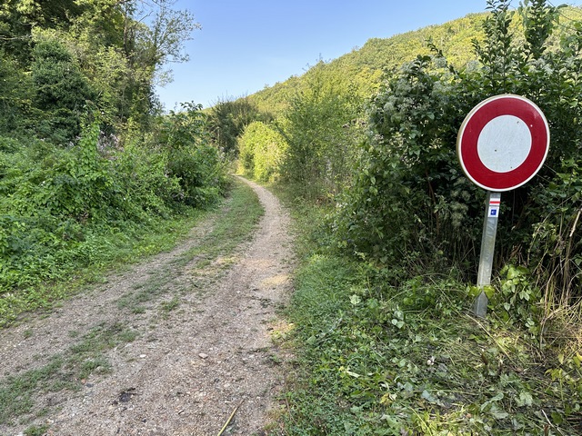 L'Iton coule derrière de belles propriétés, nous l'entendons mais impossible de le voir. Nous quittons le GR222 pour suivre le chemin de liaison entre les GR222 et GR26.