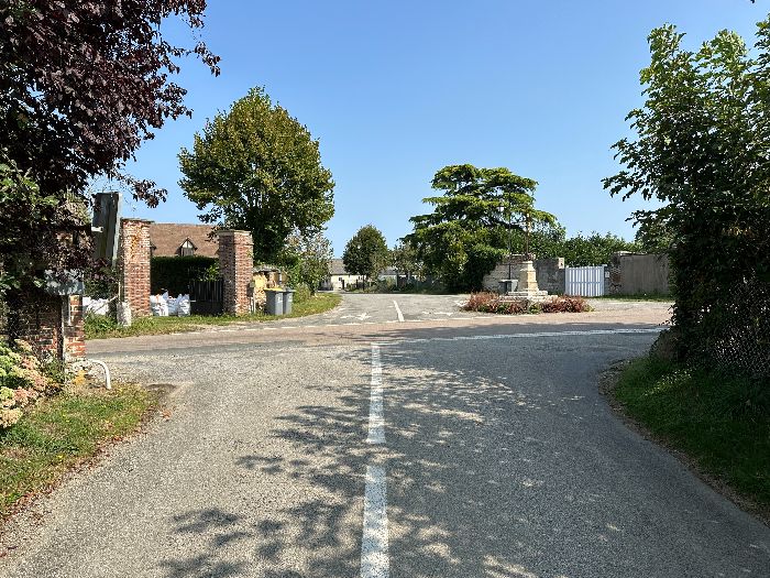 Nous retrouvons notre point de départ tout droit après le calvaire.