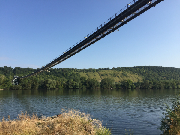 Nous avons suivi le chemin des Bassiers et arrivons en bord de Seine au niveau de la passerelle qui achemine les granulats des gravières jusqu'à Muids.