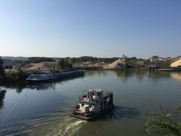 Un pont sur la route de la Garenne passe sur le canal qui relie la Seine aux gravières.