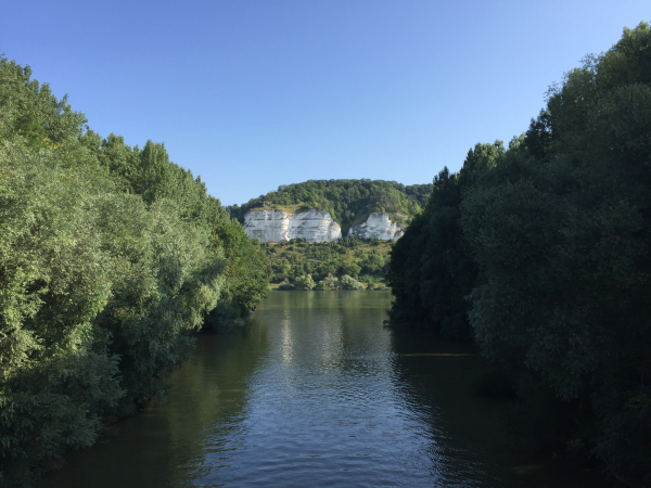 Regard vers le nord, depuis le pont, sur le canal qui relie la Seine aux gravières.
