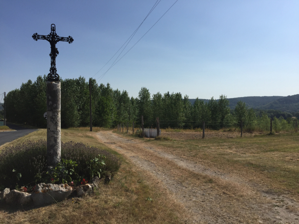 La Croix Saint-Quentin à Tosny. Nous allons suivre le Chemin Vert en direction de Bernières.