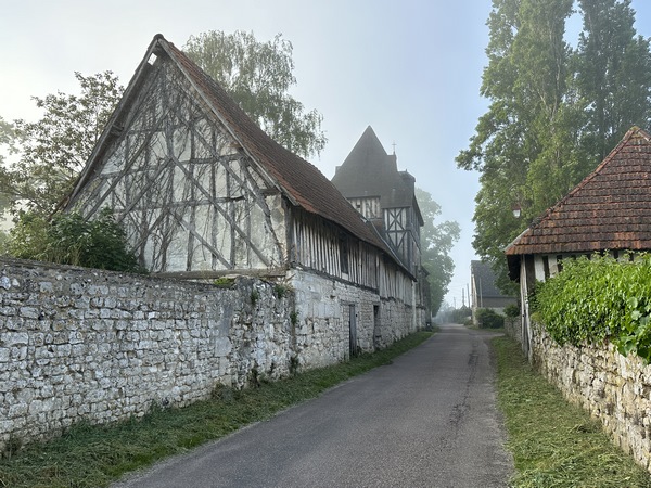 Nous partons du centre de Sahurs, et suivons la rue de Marbeuf où se trouve le fameux Manoir de Marbeuf (XVIe).