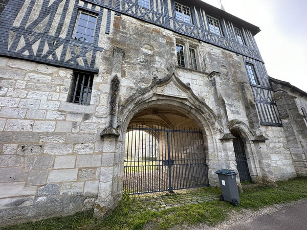 Louis de Brézé, grand sénéchal de Normandie, fait bâtir cette demeure, où, après les parties de chasse, il se plaît à recevoir ses amis. Le poète Pierre de Marbeuf et sa femme sont représentés en médaillon.