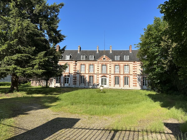 A St-Pierre-de-Manneville, nous passons devant le château des Etangs (XVIIIe). Il a appartenu au frère du Général de Gaulle, et celui-ci y a fait plusieurs séjours.