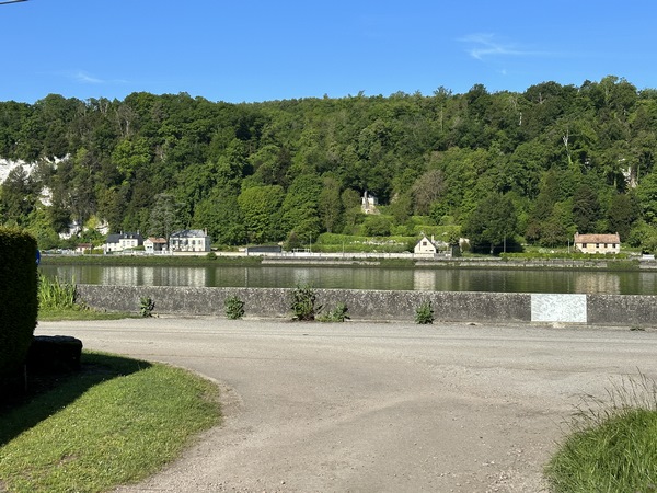 Nous rejoignons le chemin de halage, juste en face de la chapelle Notre-Dame-de-la-Ronce (Voir le zoom dans l'album de la rando). Appelée aussi la chapelle perchée, elle est adossée à un chêne plusieurs fois centenaire.