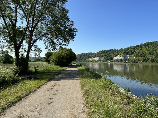 Nous continuons sur le chemin de halage, en face du bois de Mauny et des falaises de Caumont.