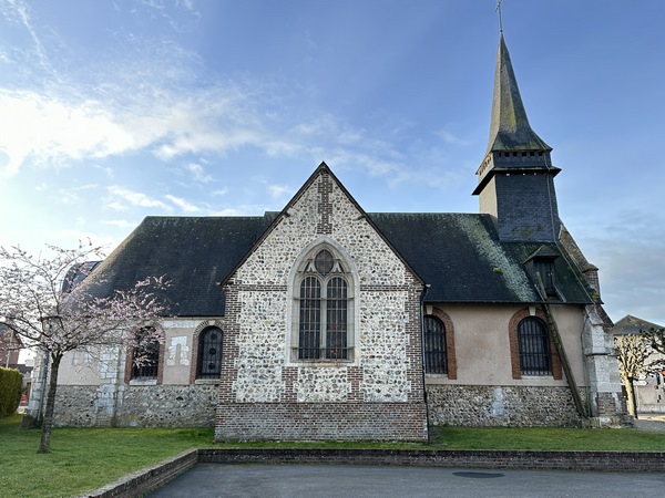 Nous partons du parking de la mairie, au pied de l'église Saint-Pierre (XVe). On voit l'échelle extérieure qui permet d'atteindre le clocher.