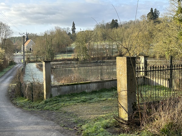 Nous arrivons dans la vallée de l'Oison, dont on voit un étang à droite. Nous continuons tout droit.