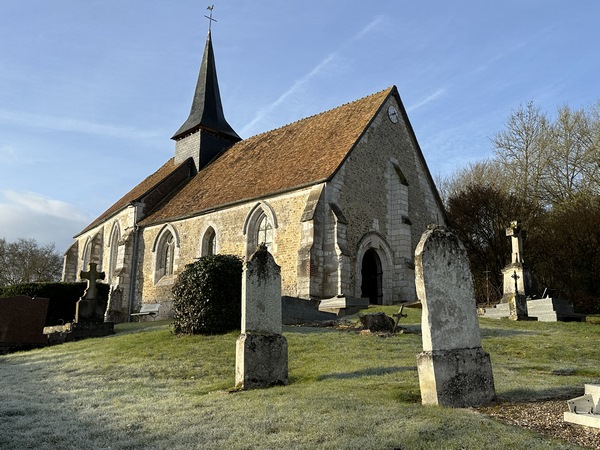 Nous longeons l'église Saint-Jean-Baptiste (XIVe, XVIIIe) du Bec-Thomas. L'église, son cimetière et quelques arbres forment un site classé depuis 1925. L'église Saint-Jean-Baptiste est éloignée du village, elle est au pied du château.