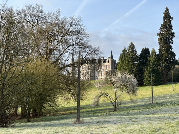 Depuis le cimetière, on aperçoit le château du Bec-Thomas. L'architecture du XIXe siècle cache des vestiges du château fort d'origine, comme des pans de muraille et les ruines d'une tour.