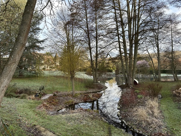 Le chemin de l'église longe le parc aménagé d'une propriété.