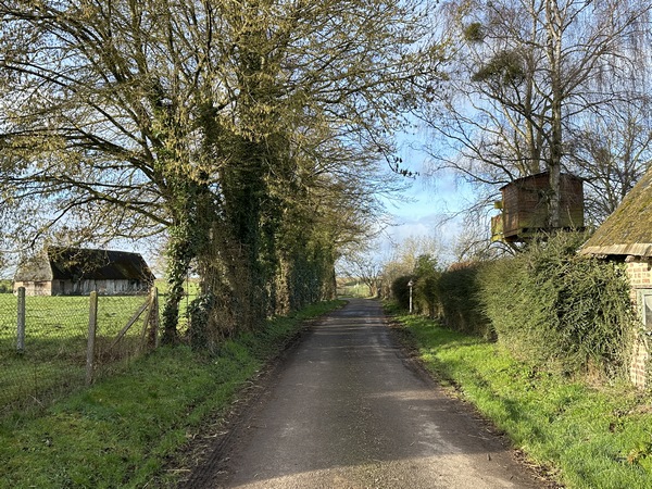 Sur le plateau, nous traversons la plaine agricole en direction de Saint-Amand.